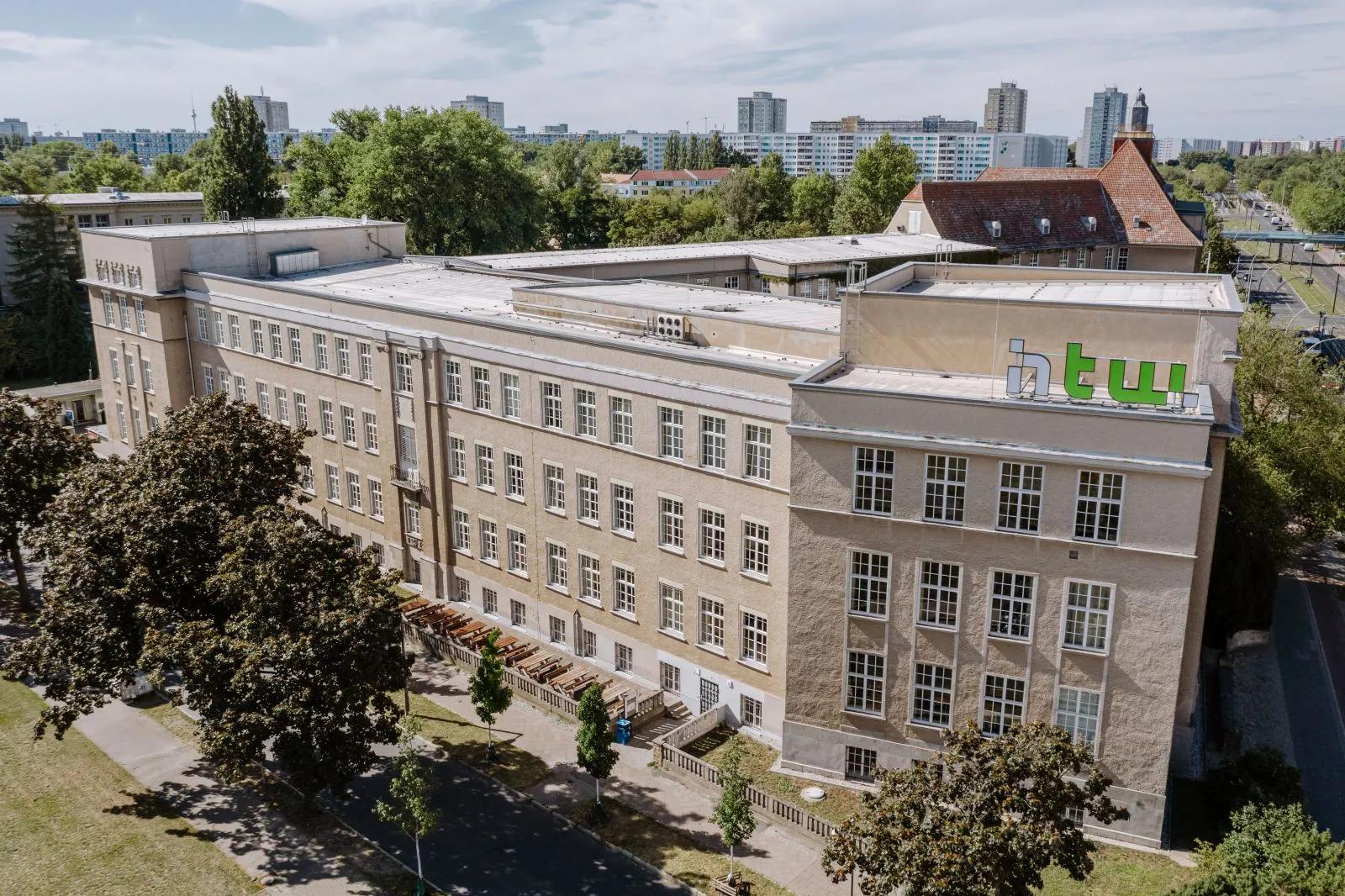 HTW-Berlin-Campus Wilhelminenhof aus der Luft, Spree-Ufer im Vordergrund.