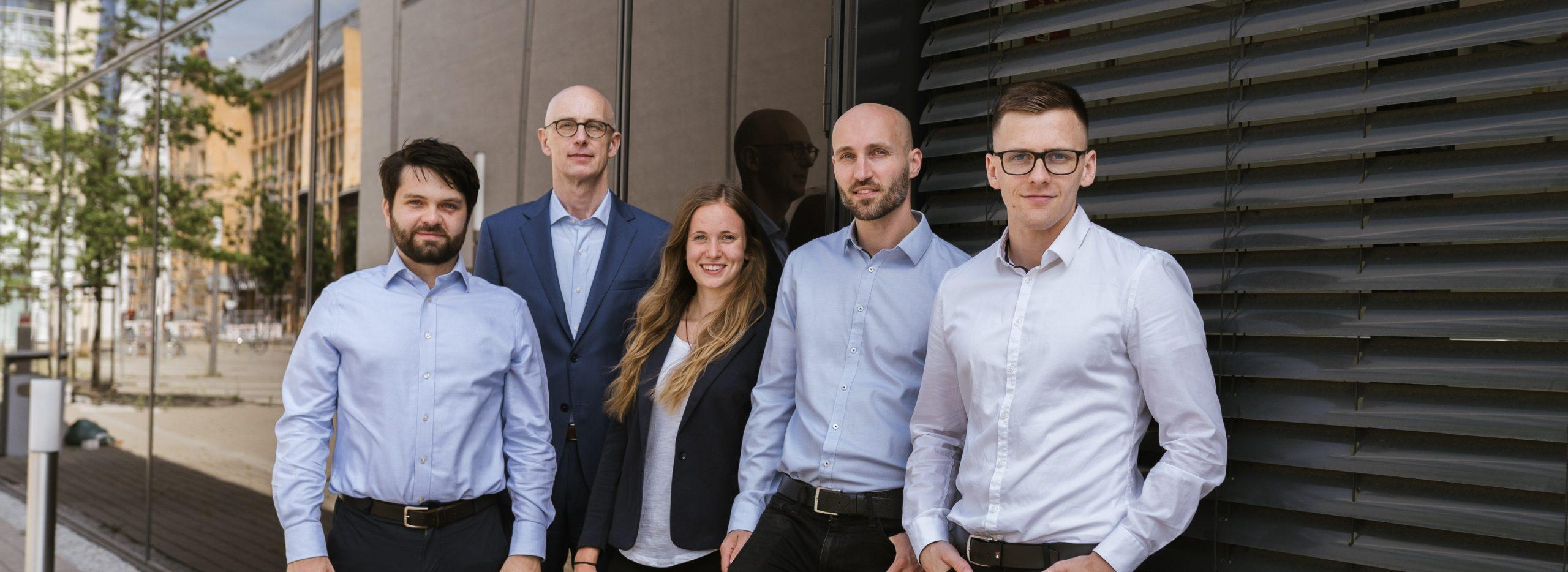 Das Team der Vorgängerprojekte Digital Value und DIGITAL+ I, fünf Personen im Halbporträt nebeneinander vor einer HTW-Fassade.