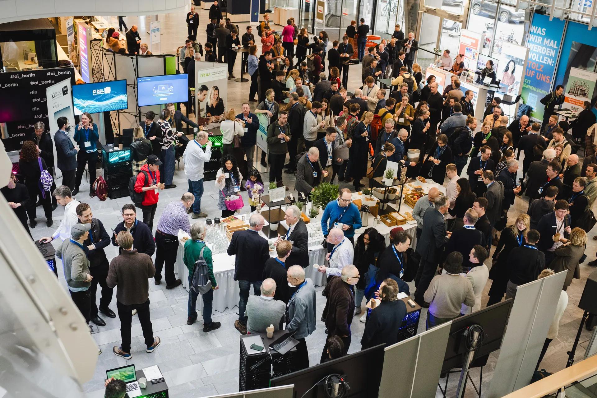 Konferenz vom 10. Februar 2026 in der IHK Berlin mit 420 Teilnehmer:innen aus Wirtschaft, Wissenschaft und Politik — Banner-Foto der aktuellen Forschungsperiode DIGITAL+ III.
