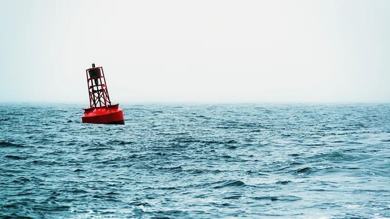 Rote Boje treibt im Meer — Orientierungsmetapher