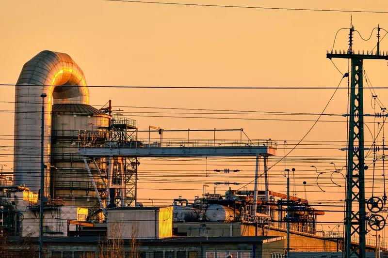 Industrie-Anlage im Sonnenuntergang