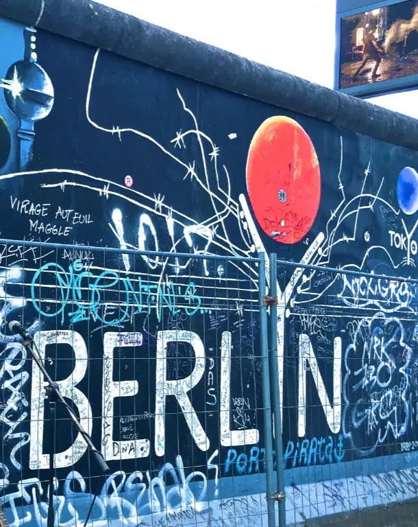 Berliner Mauer mit BERLIN-Graffiti