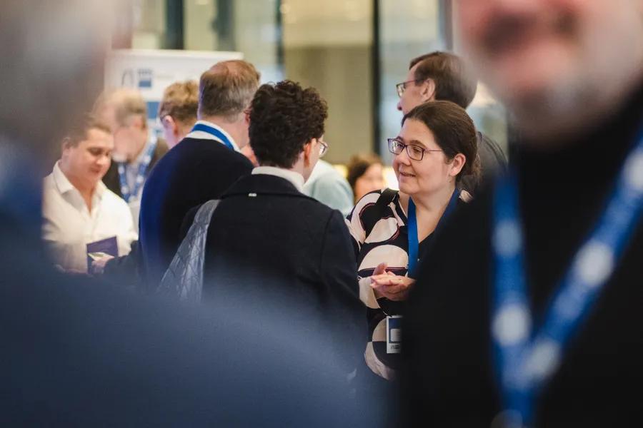 Zwei Teilnehmende im vertieften Gespräch im Konferenz-Foyer.