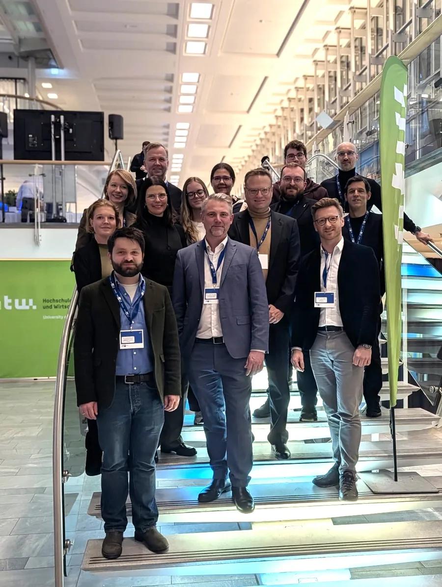 Das DIGITAL+-Team auf der Treppe der HTW Berlin am Konferenztag.