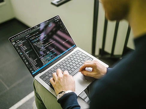 Programmierung am Laptop — technische Umsetzung im Forschungsprojekt.