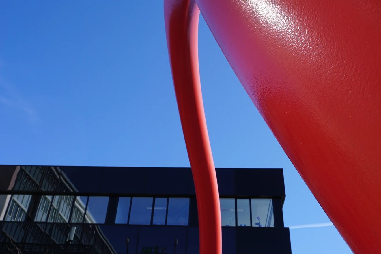 Rote Skulptur am Campus Wilhelminenhof der HTW Berlin.