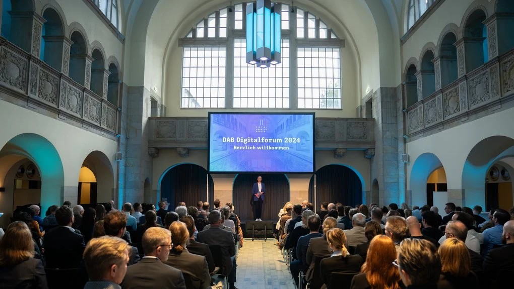 DAB Digitalforum in der HTW Berlin — volle Aula, Konferenz zur Ergebnisverbreitung der DIGITAL+-Forschung.