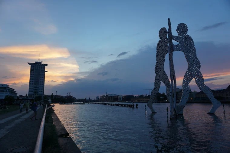 Spree mit der Skulptur Molecule Men — Berliner Standort der HTW-Forschung.