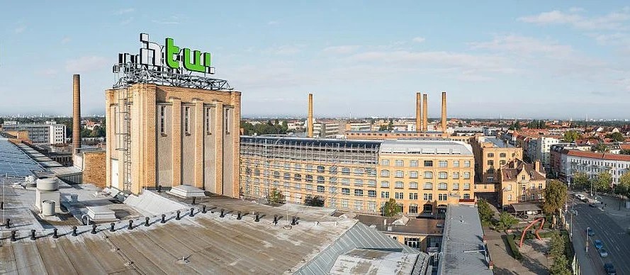 HTW-Turm mit Logo am Campus Wilhelminenhof der HTW Berlin.