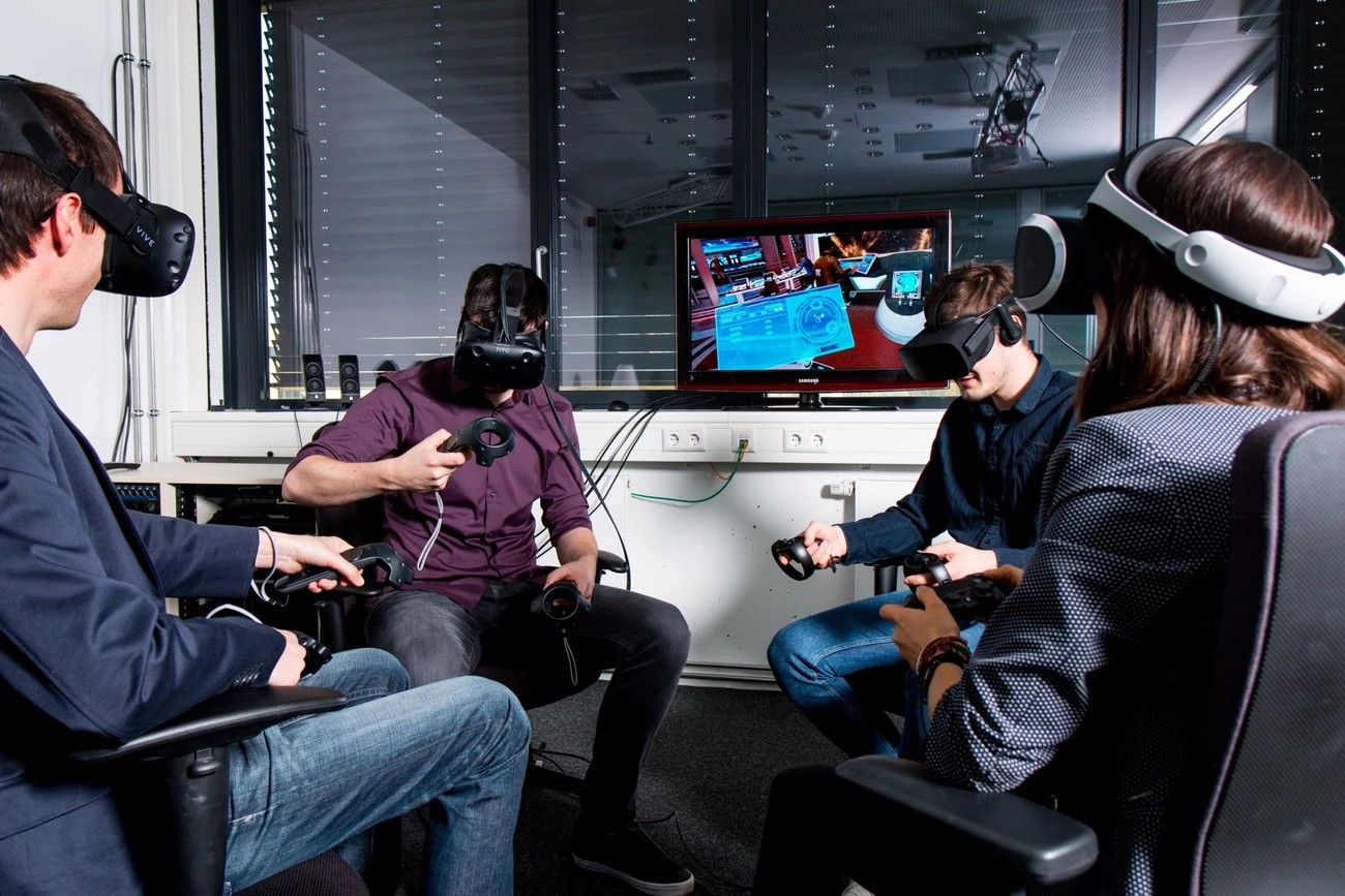 VR-Labor der HTW Berlin — vier Personen mit VR-Headsets, die KI-Werkstatt als methodische Trägerin von DIGITAL+ II.