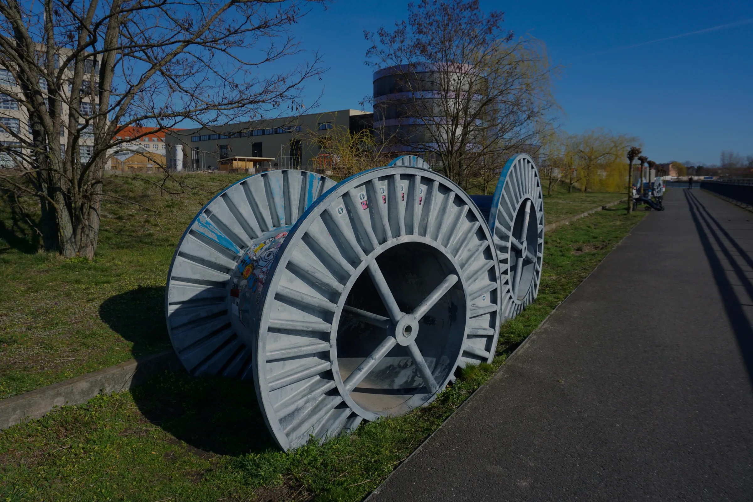 Industrielle Kabeltrommeln am Spreeuferweg nahe der HTW Berlin — Campus-Umfeld des Forschungsprojekts.